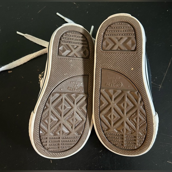 Converse toddler size 6! - Picture 3 of 3